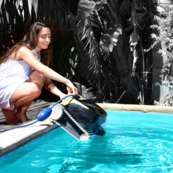 Limpiafondos Eléctrico Dolphin E25 -Suministros Para Piscinas limpiafondos dolphin e25 ambiente